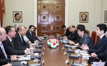 ラデフ大統領を表敬する安倍総理大臣<br>(写真提供:内閣広報室)