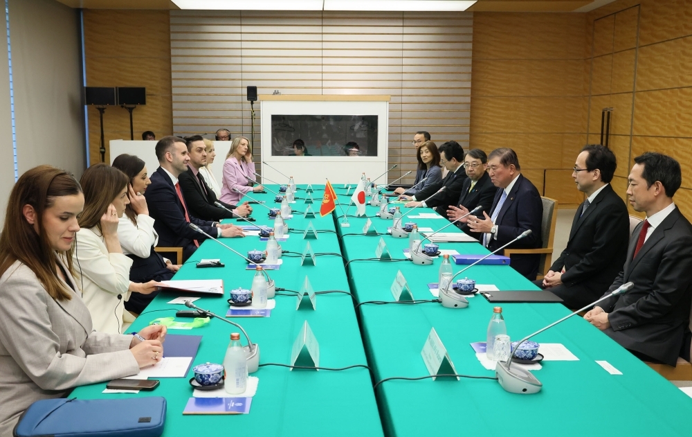 首脳会談中のスパイッチ首相と石破総理大臣の様子