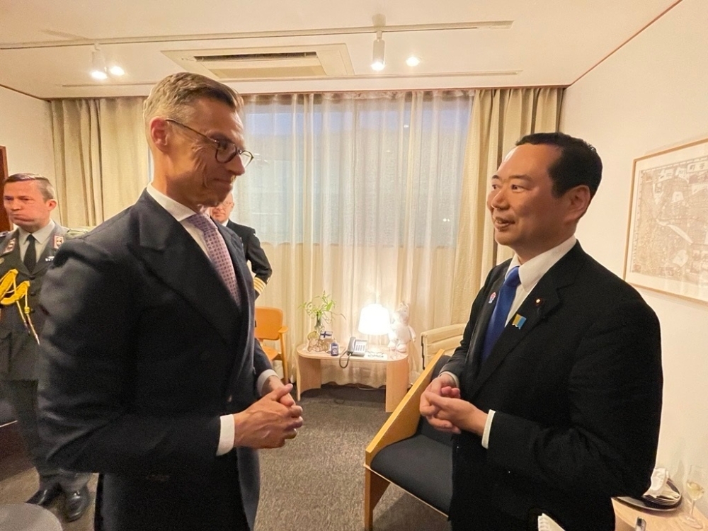 ストゥッブ・フィンランド大統領と懇談する藤井副大臣