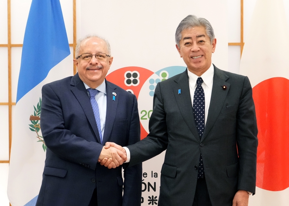 マルティネス・グアテマラ外相と握手する岩屋外務大臣