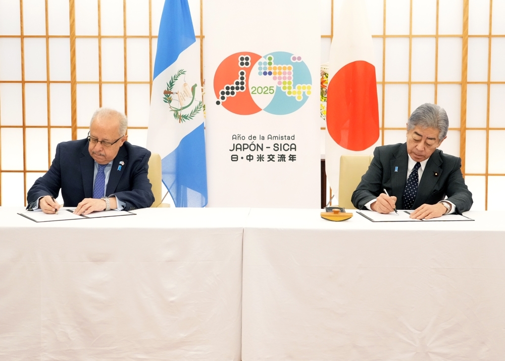 「外交官研修に関する協力覚書」に署名する両外相