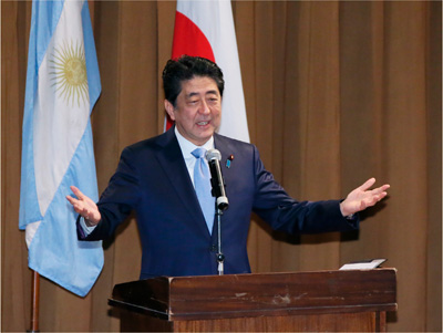 日系人との交流行事で挨拶する安倍総理大臣(11月21日、アルゼンチン 写真提供:内閣広報室)