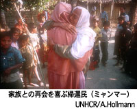 家族との再会を喜ぶ帰還民(ミャンマー)