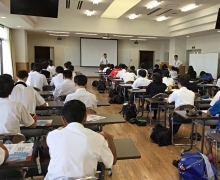 (写真1)国別開発協力第一課の金田課長補佐を講師として講義を行いました。