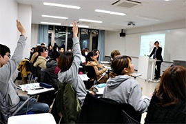(写真2)今回の出前講座では,「日本の開発協力」というテーマで講義を行いました。