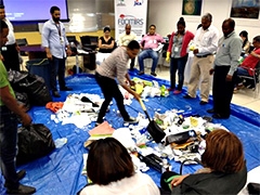 (写真2)プロジェクトで実施された地方自治体職員への研修(コンポスト(堆肥)に関する研修でゴミの選別を行う研修生)