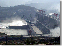 三峡ダムからの放水