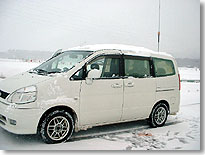 雪の中、マイカーで移動運用。見晴らしのよい場所では海外との交信も出来るのです（富山県宇奈月町）