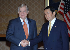 (写真)批准書交換式典におけるシーファー駐日米大使と金田外務副大臣