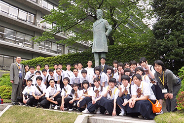 （写真）小中高生の外務省訪問(平成24年5月9日)東京都（文京区）国立筑波大学附属高等学校の皆さん 