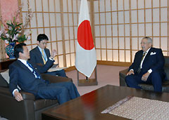 （写真）麻生大臣とザワウィ・オマーン国王特別顧問との会談