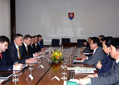 （写真）日・スロバキア外相会談