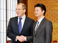 （写真）玄葉外務大臣とラヴロフ外相-1