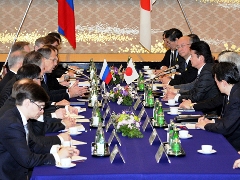 （写真）日露外相会談