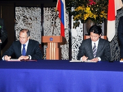 （写真）玄葉外務大臣とラヴロフ外相-2