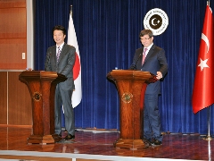(写真)共同記者会見