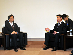（写真）横浜APEC首脳会議の際の日中外相会談-2