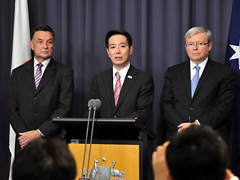 （写真）ラッド豪州外相、エマーソン豪州貿易相との共同記者会見