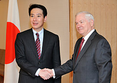 (写真)前原外務大臣とゲイツ米国防長官の会談1