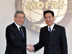 (写真)日韓外相会談1
