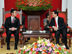(写真)前原外務大臣とサン・ベトナム共産党書記局常務との会見-2