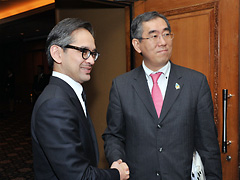 （写真）マルティ・インドネシア外務大臣と握手する松本外務大臣