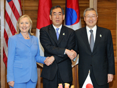 （写真）日米韓外相会合（概要）-1