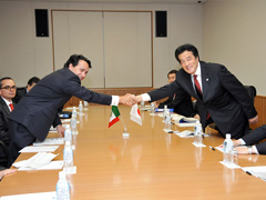 （写真）岡田外務大臣とルイス・メキシコ経済大臣との会談