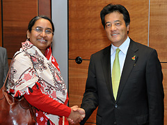 （写真）ディプー・モニ・バングラデシュ外務大臣と握手する岡田外務大臣