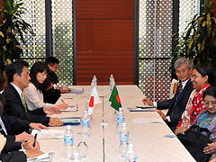 （写真）日バングラデシュ外相会談