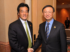 (写真)楊部長と握手する岡田外務大臣
