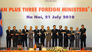 （写真）第11回ASEAN+3外相会議集合写真