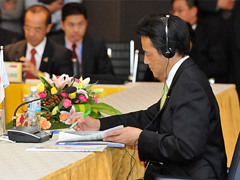 （写真）日・ASEAN外相会議に出席する岡田外務大臣