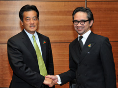 (写真)マルティ・インドネシア外相と握手する岡田外務大臣
