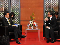 (写真)マルティ・インドネシア外相と会談する岡田外務大臣