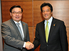 （写真）ザンダンシャタル・モンゴル外交・貿易大臣と握手する岡田外務大臣