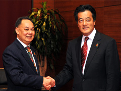 (写真)カシット・タイ外相と握手する岡田外務大臣