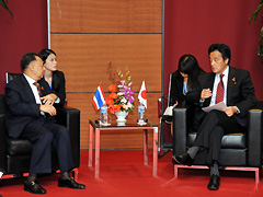 (写真)カシット・タイ外相と会談する岡田外務大臣