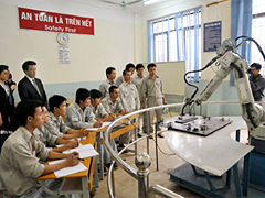 （写真）ハノイ工業大学視察