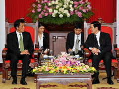 （写真）サン共産党書記局常務表敬
