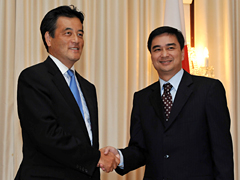 （写真）アピシット・ウェチャチワ・タイ首相表敬
