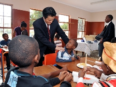 （写真）モレルワネン小学校視察