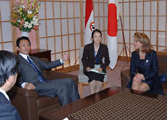 （写真）ラチド・パラグアイ外相とのE/N署名式及び会談（平成17年11月1日）