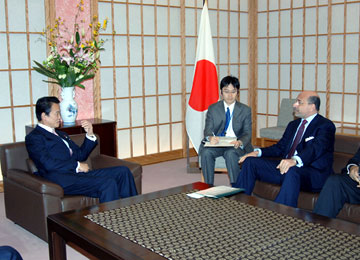 （写真）シャーフィック・カブル・エジプト国際経済フォーラム会長との会談（平成18年4月13日）