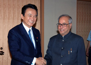 （写真）ムカジー・インド国防大臣との会談（平成18年5月26日）