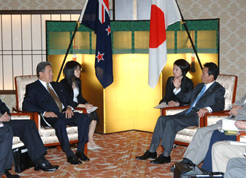 （写真）日・NZ（ピーターズ）外相会談（平成18年5月29日）