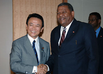 （写真）スペンサー・アンティグア・バーブーダ首相兼外相との会談（平成18年5月30日）