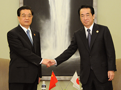 （写真）日中首脳会談で胡錦濤中国国家主席と握手する菅総理
