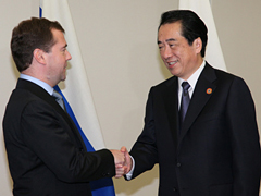 （写真）日露首脳会談でメドヴェージェフ露大統領と握手する菅総理