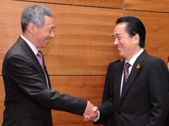 (写真)シンガポールのリー・シェンロン首相と握手する菅総理